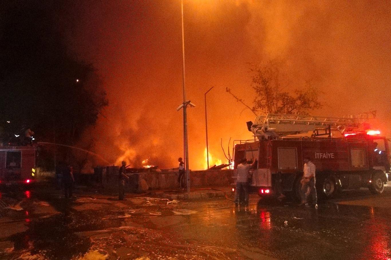 Kocaeli'de kâğıt fabrikasında yangın